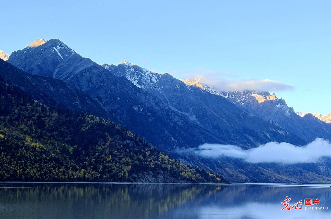 西藏然乌湖呈现壮美景色