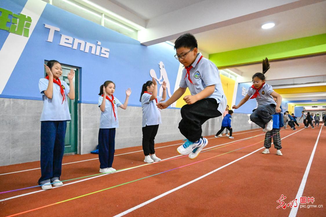 走廊变身“活力运动场” 走廊变身“活力运动场”