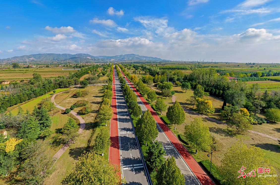 旅游公路秋意浓