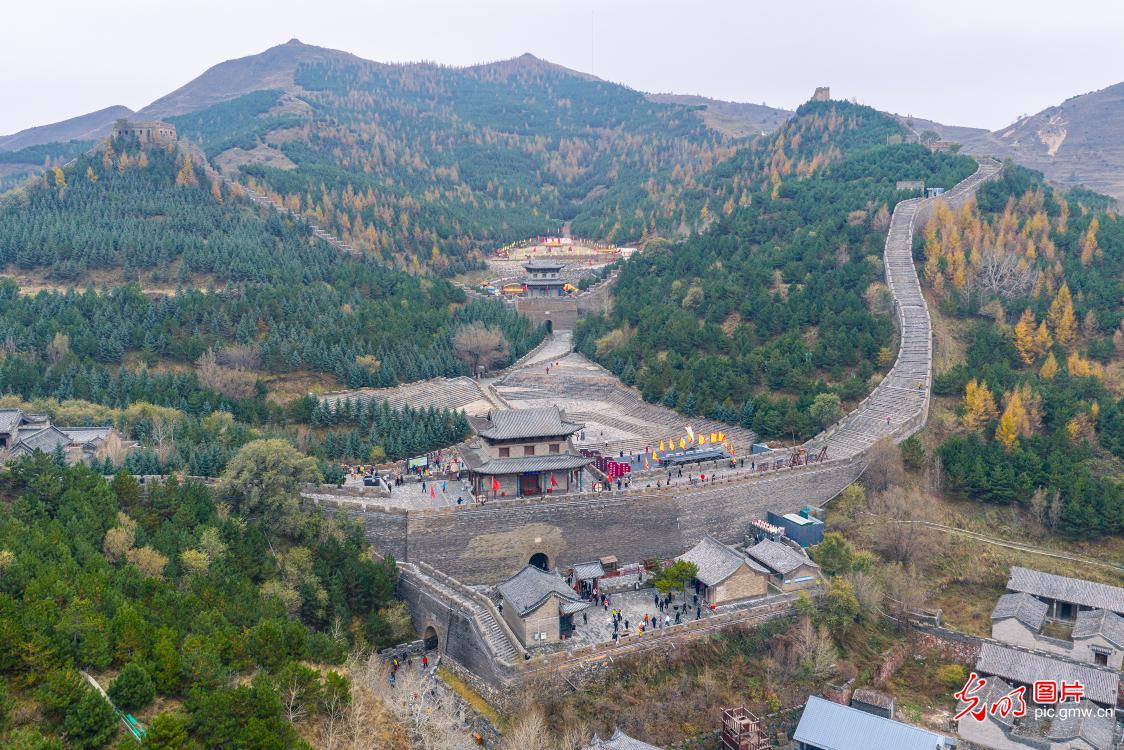 雁门关秋景吸引游客