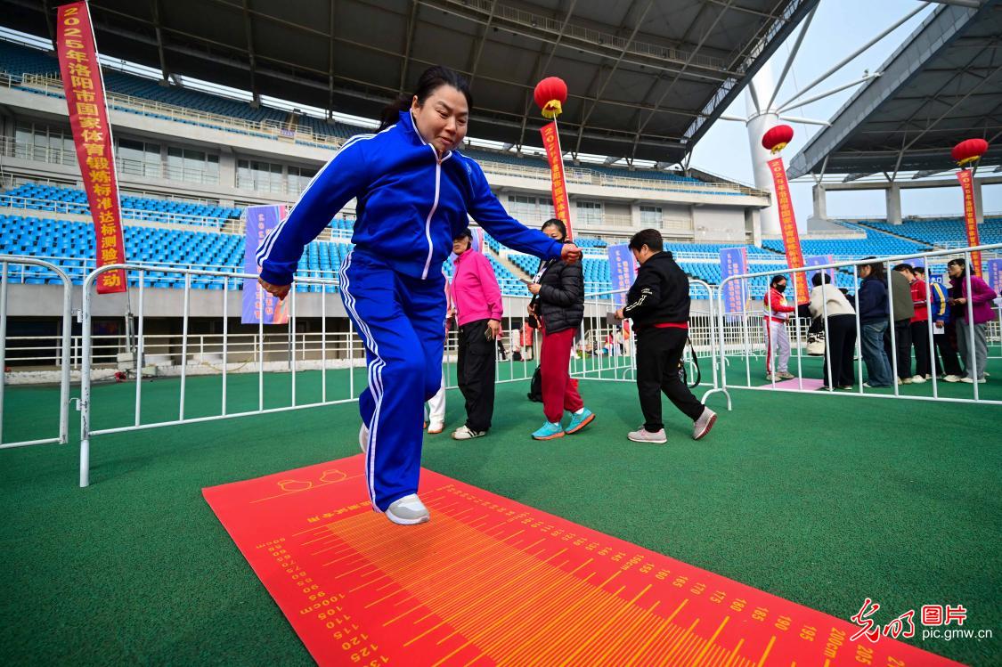 千名市民“迎考”国家体育标准