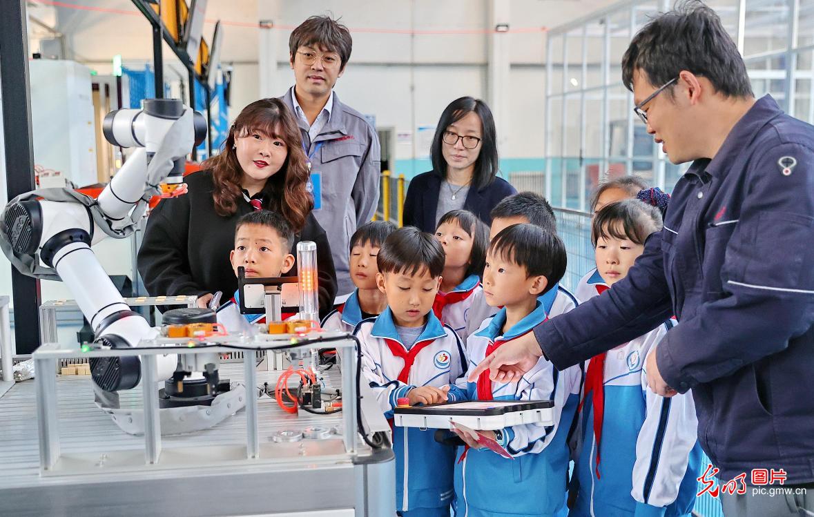 学习科普知识 感受智能制造