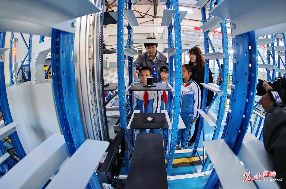 学习科普知识 感受智能制造