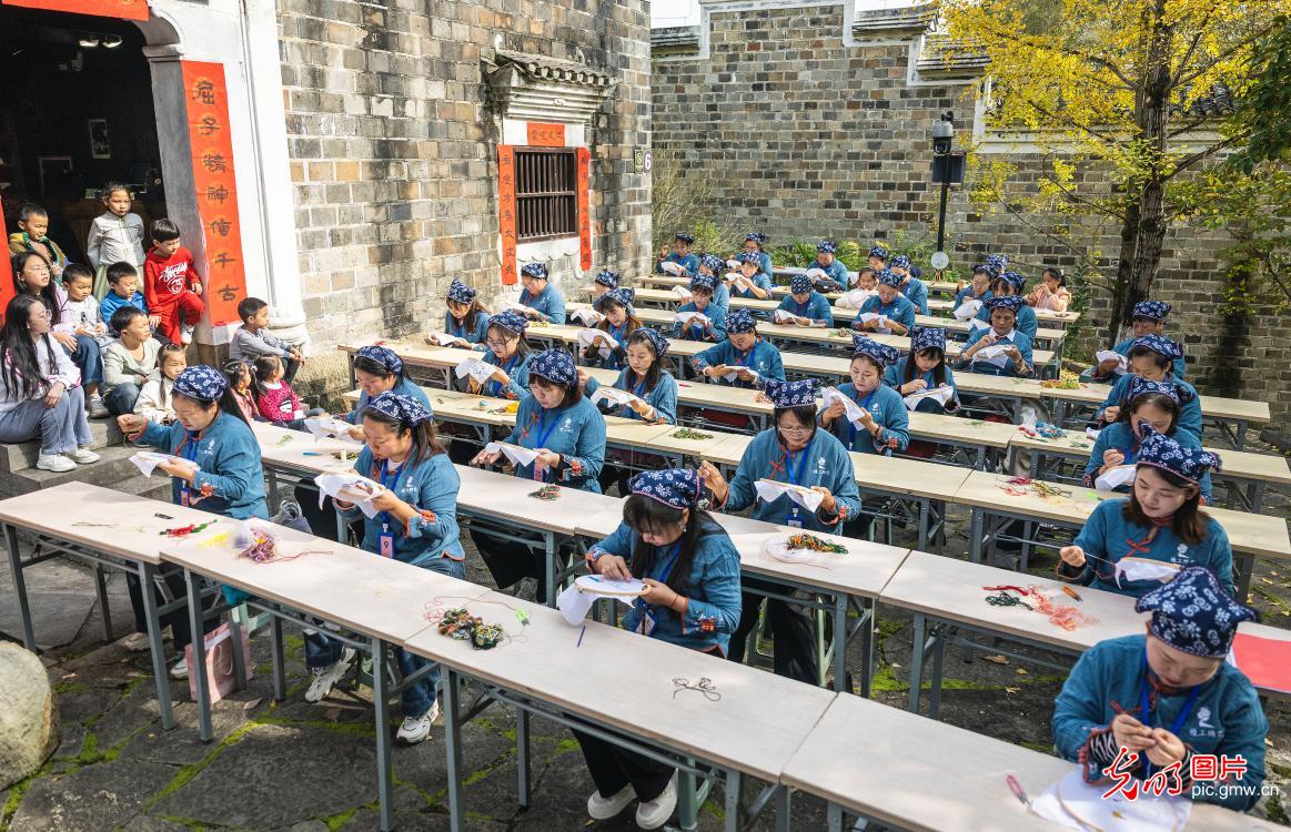 三峡绣娘赛“绣”活 飞针走线各展绝技