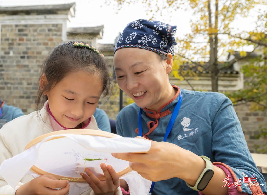 三峡绣娘赛“绣”活 飞针走线各展绝技