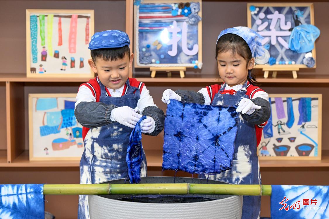 体验手工扎染 传承非遗技艺