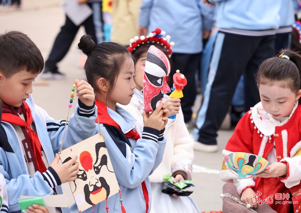 校园跳蚤市场让戏曲文化“活”起来 校园跳蚤市场让戏曲文化“活”起来