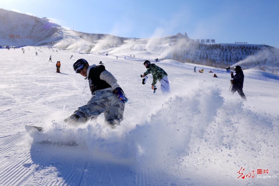 雪场“开板”迎客 雪友乐享雪趣 雪场“开板”迎客 雪友乐享雪趣