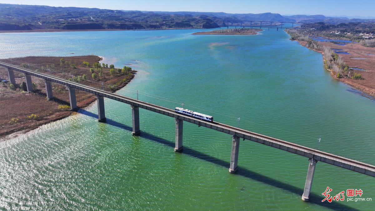 抗寒潮保供暖 筑牢电煤运输“生命线” 抗寒潮保供暖 筑牢电煤运输“生命线”