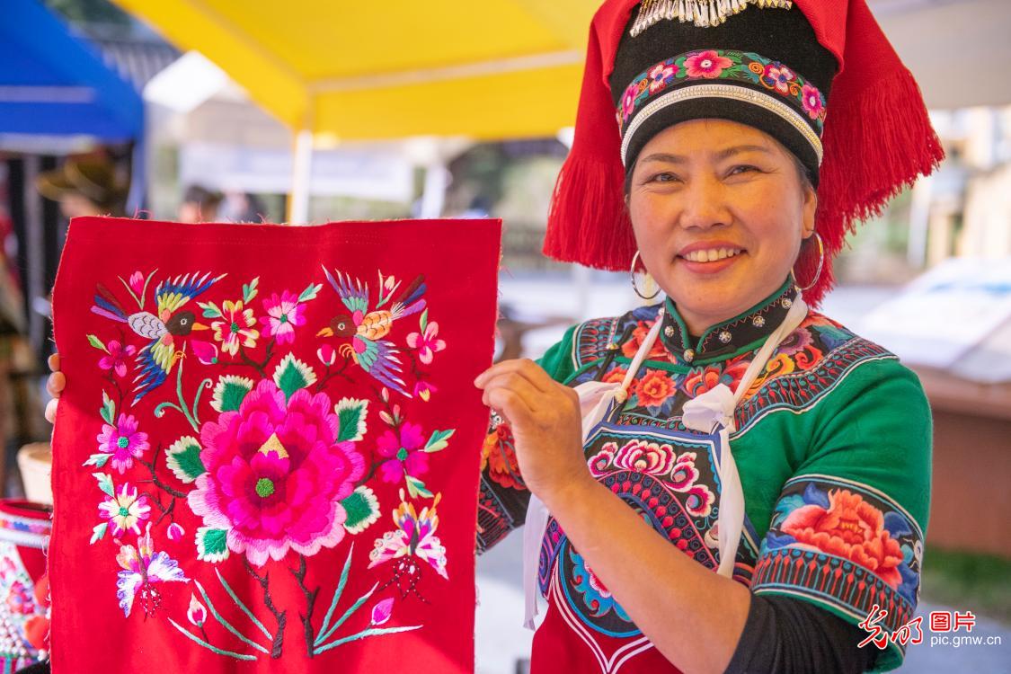 非遗传承绣娘同台献艺注活力