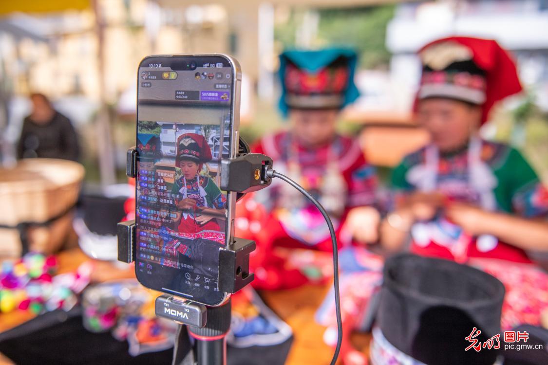 非遗传承绣娘同台献艺注活力