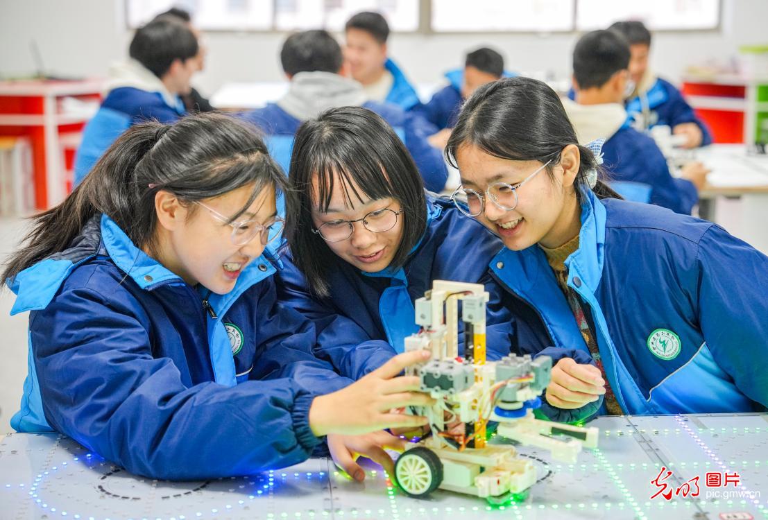 社团点亮学生科技梦