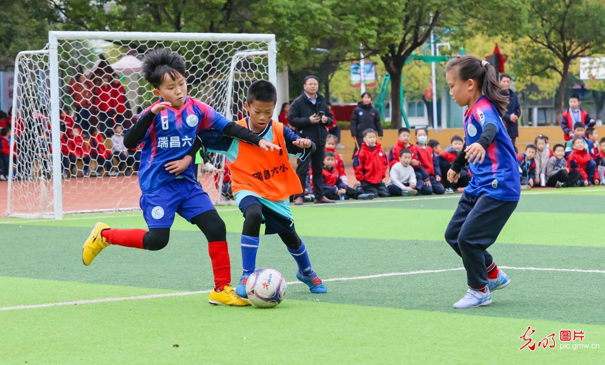 校园足球欢乐多