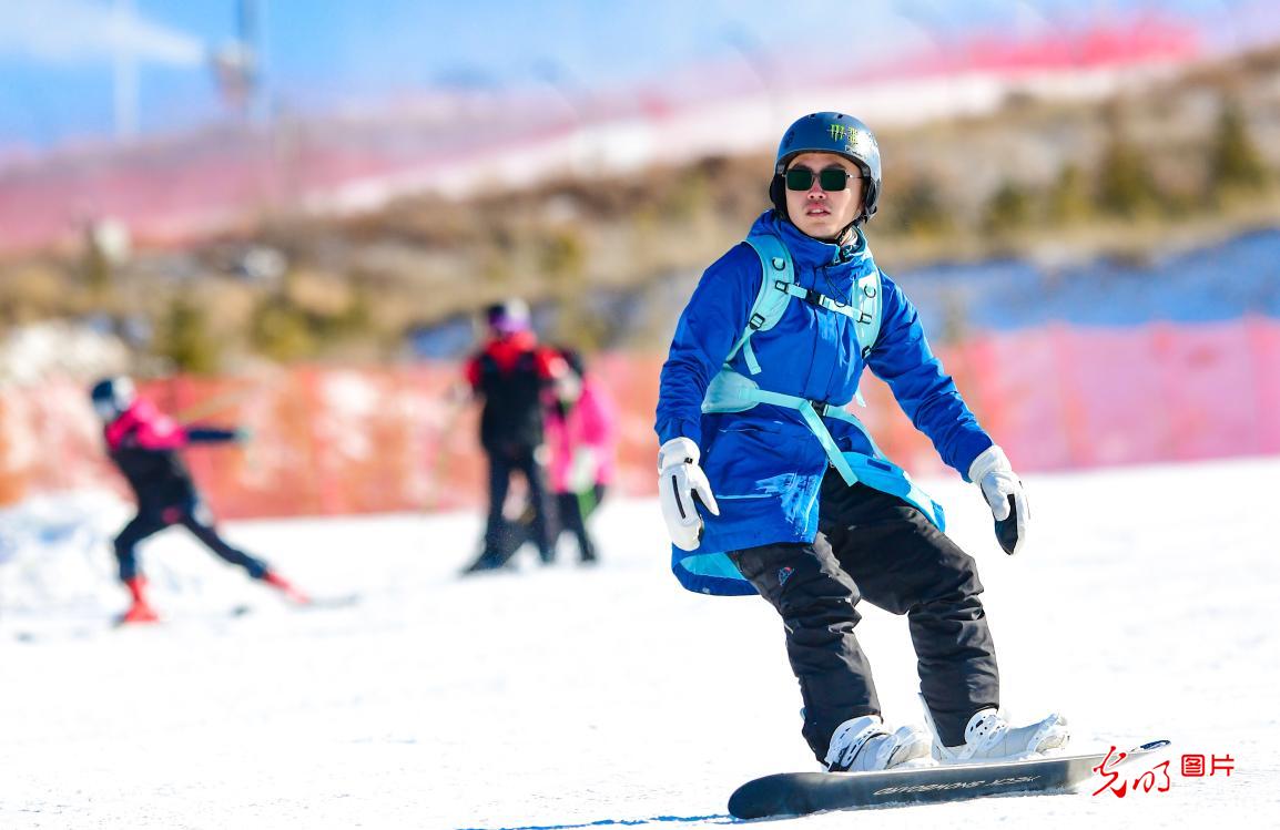 【冰雪暖民生】新手滑雪不踩坑 这5个知识点先拿捏 【冰雪暖民生】新手滑雪不踩坑 这5个知识点先拿捏