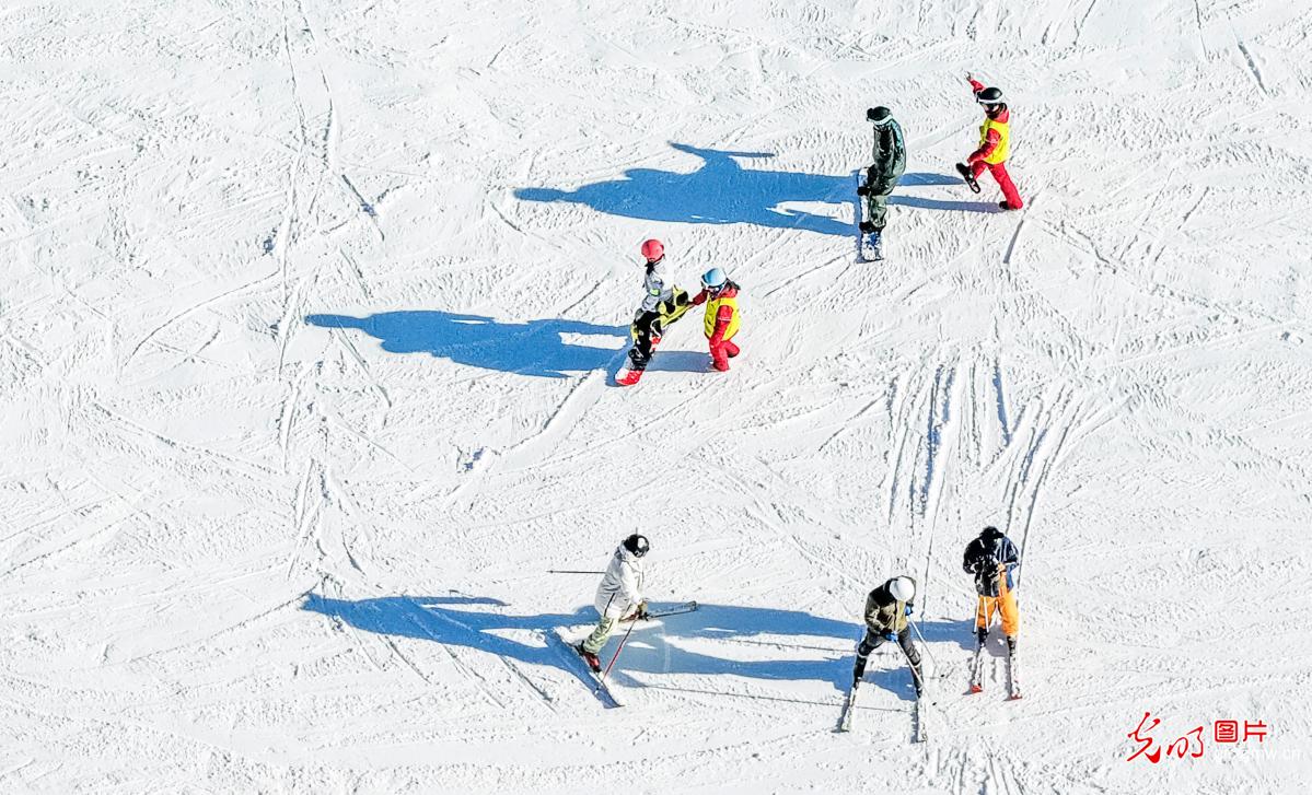 【冰雪暖民生】新手滑雪不踩坑 这5个知识点先拿捏 【冰雪暖民生】新手滑雪不踩坑 这5个知识点先拿捏