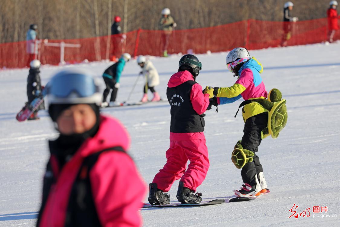 【冰天雪地的“热答卷”】驰骋冰雪间 涌动新经济