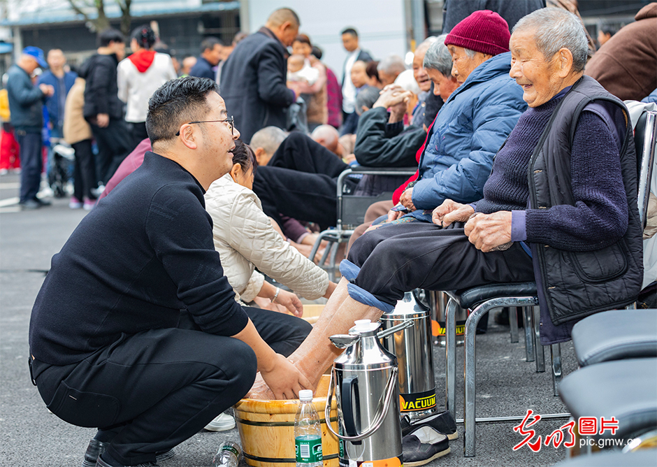 AI动画|五件暖心事 定格温情时 AI动画|五件暖心事 定格温情时