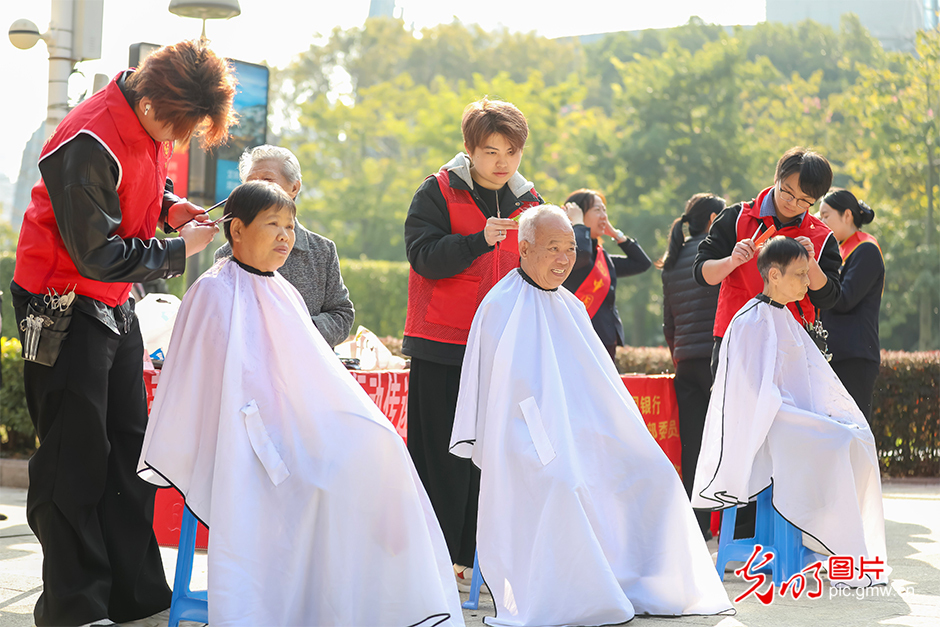 AI动画|五件暖心事 定格温情时 AI动画|五件暖心事 定格温情时