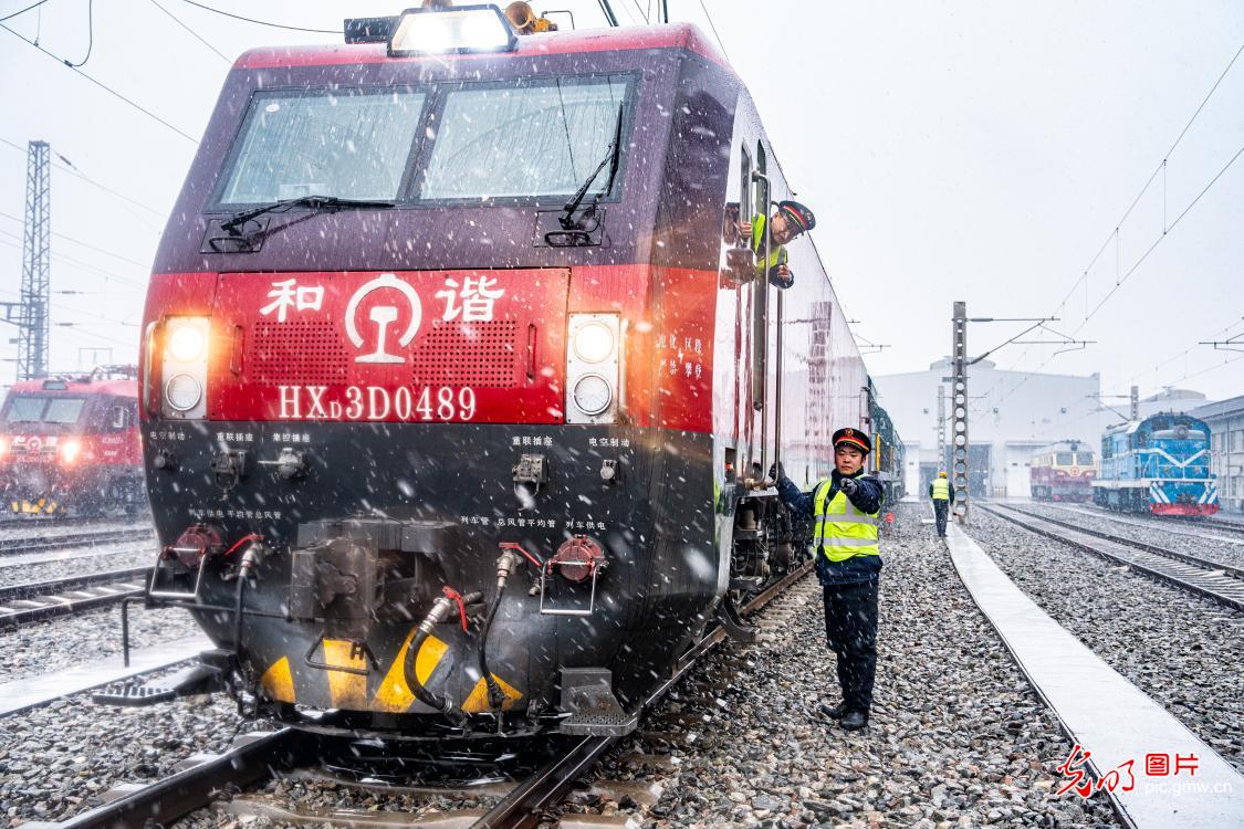 【致敬奋斗者・寒冬里的坚守】战风雪 保安全