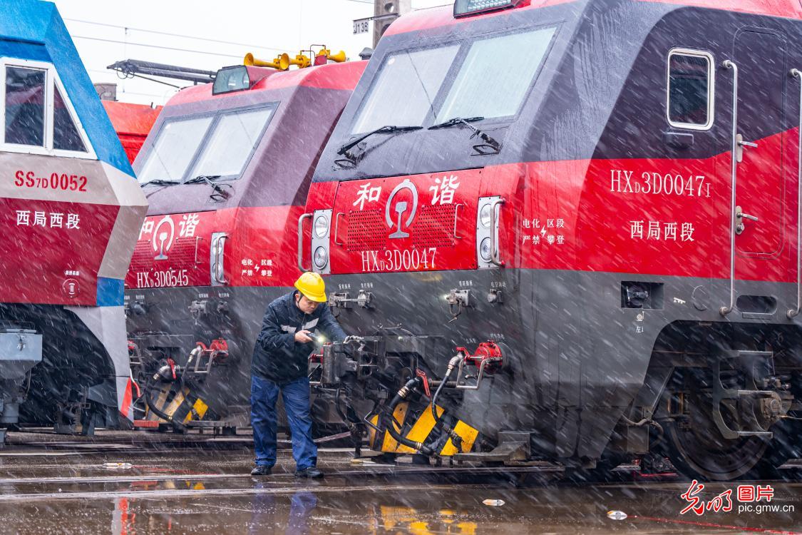 【致敬奋斗者・寒冬里的坚守】战风雪 保安全