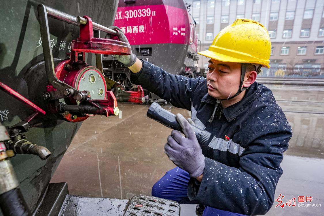 【致敬奋斗者・寒冬里的坚守】战风雪 保安全