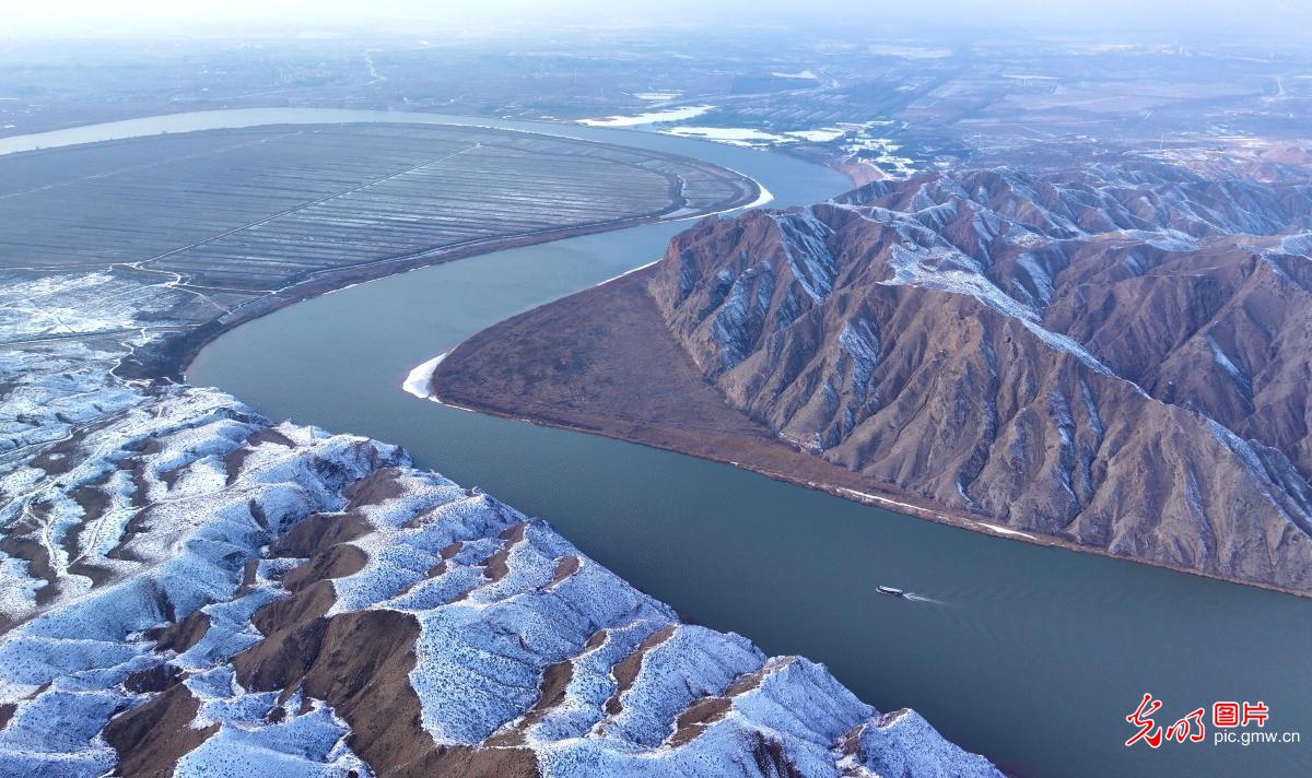 雪落黄河景如画