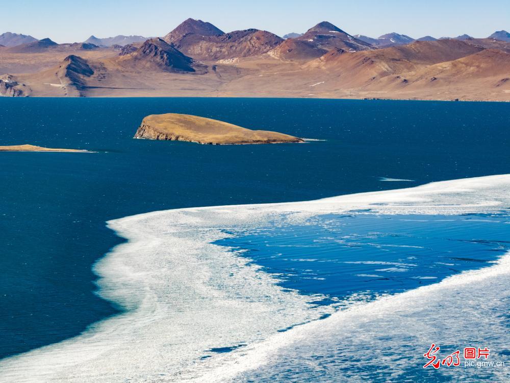 雪域“蓝冰” 风光旖旎