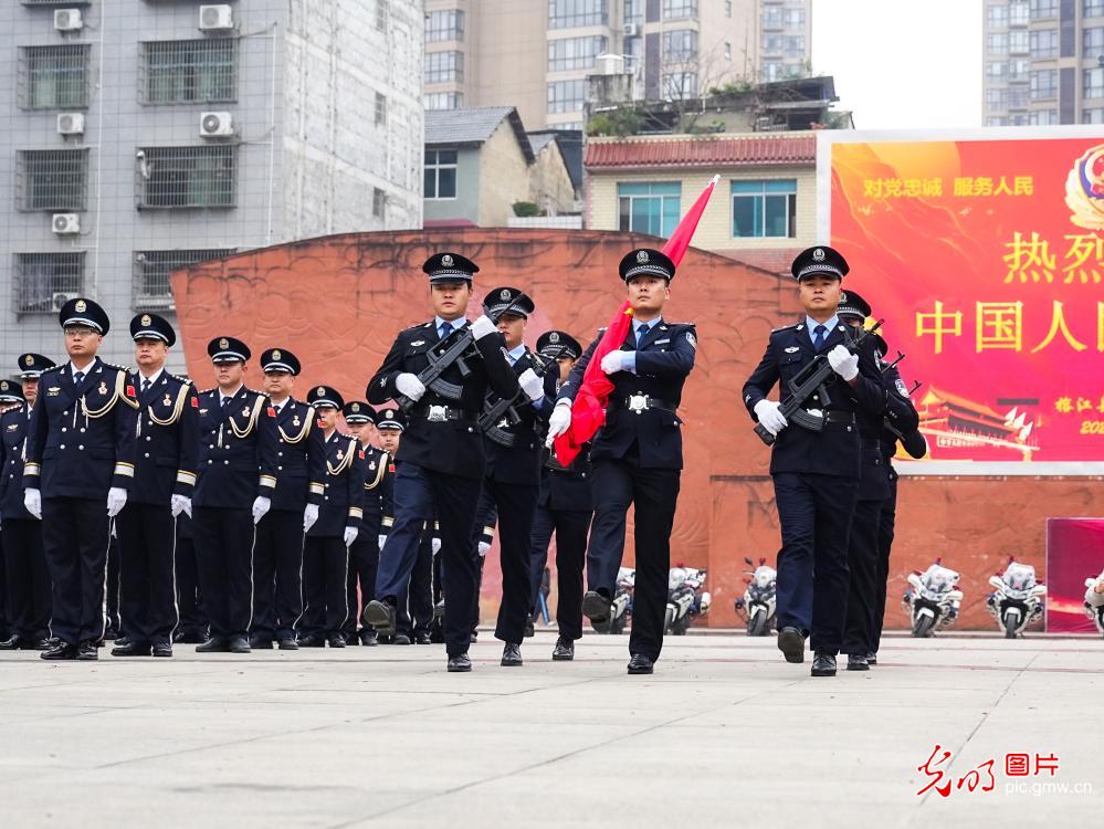 致敬人民警察节:忠诚不改 守护常在 致敬人民警察节:忠诚不改 守护常在
