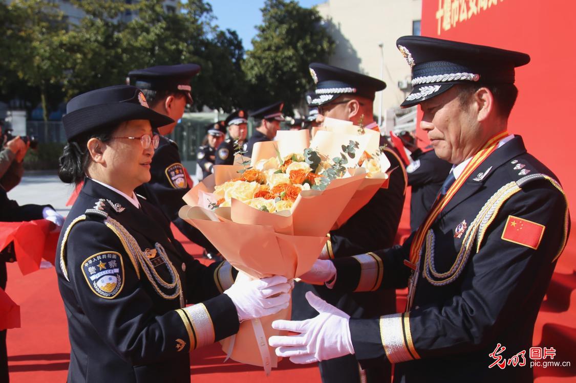 致敬人民警察节:忠诚不改 守护常在 致敬人民警察节:忠诚不改 守护常在