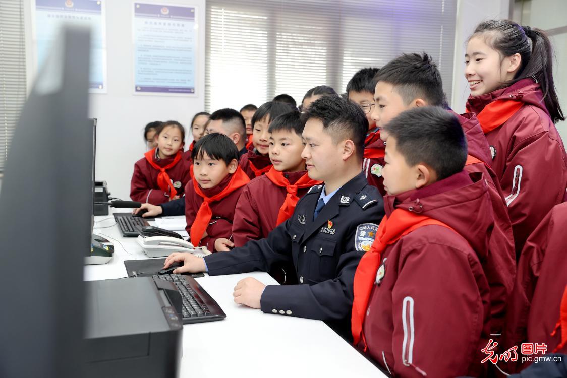 致敬人民警察节:忠诚不改 守护常在 致敬人民警察节:忠诚不改 守护常在