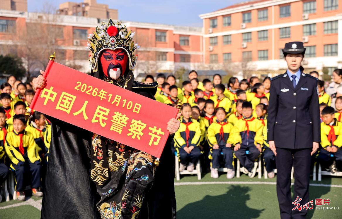 致敬人民警察节:忠诚不改 守护常在 致敬人民警察节:忠诚不改 守护常在