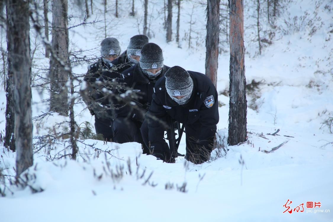 【致敬奋斗者・寒冬里的坚守】森林警察踏雪巡防 【致敬奋斗者・寒冬里的坚守】森林警察踏雪巡防
