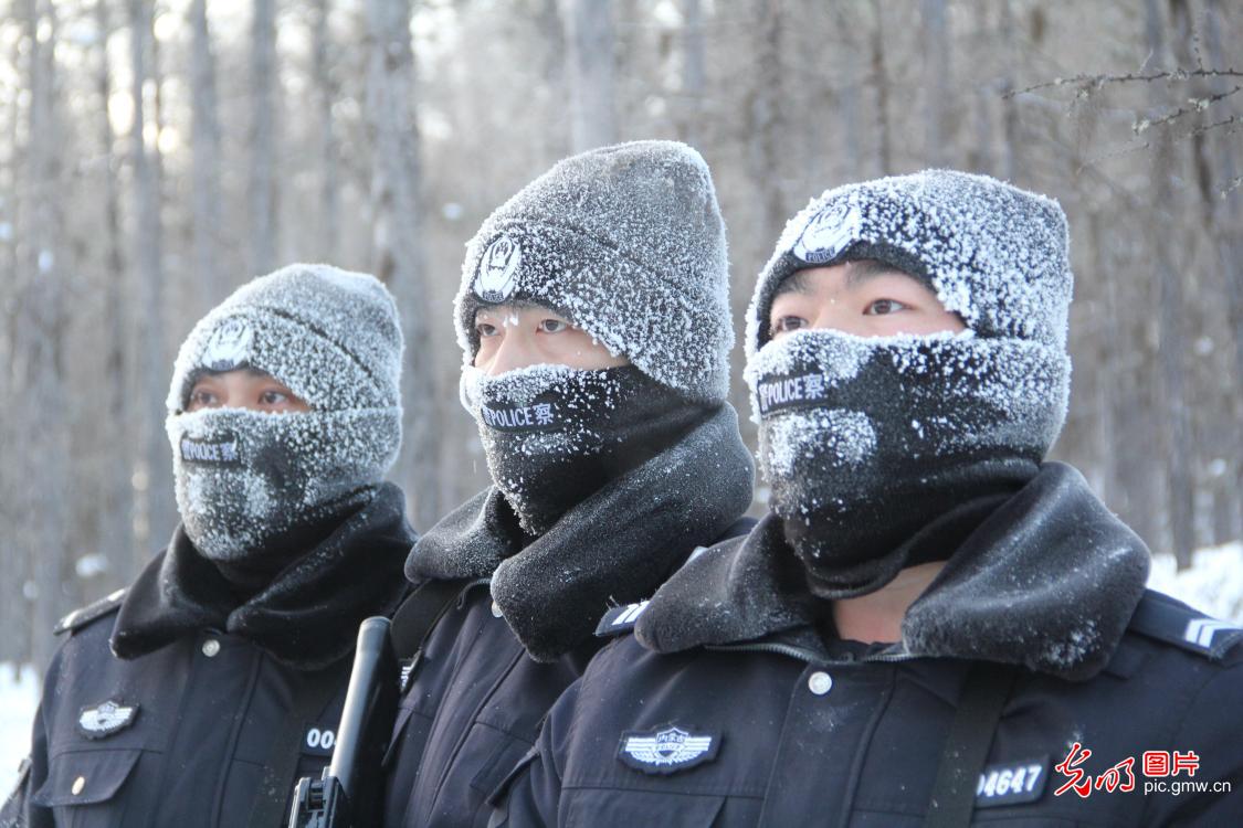 【致敬奋斗者・寒冬里的坚守】森林警察踏雪巡防 【致敬奋斗者・寒冬里的坚守】森林警察踏雪巡防