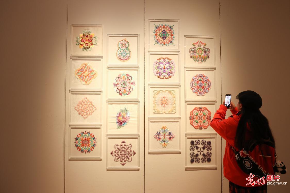 “文艺赋美乡村与当代民间手工艺”展览举行 “文艺赋美乡村与当代民间手工艺”展览举行
