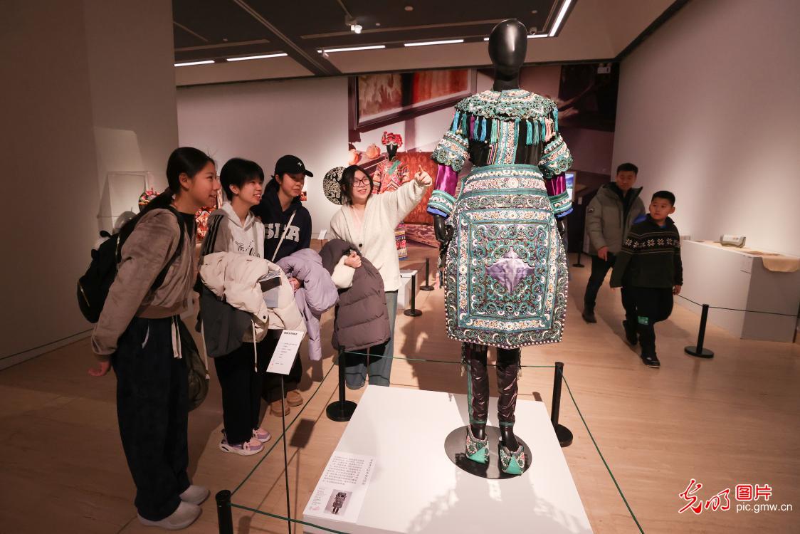 “文艺赋美乡村与当代民间手工艺”展览举行 “文艺赋美乡村与当代民间手工艺”展览举行