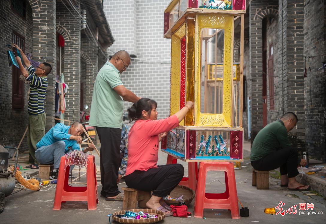 年味漫乡村 花灯俏迎春