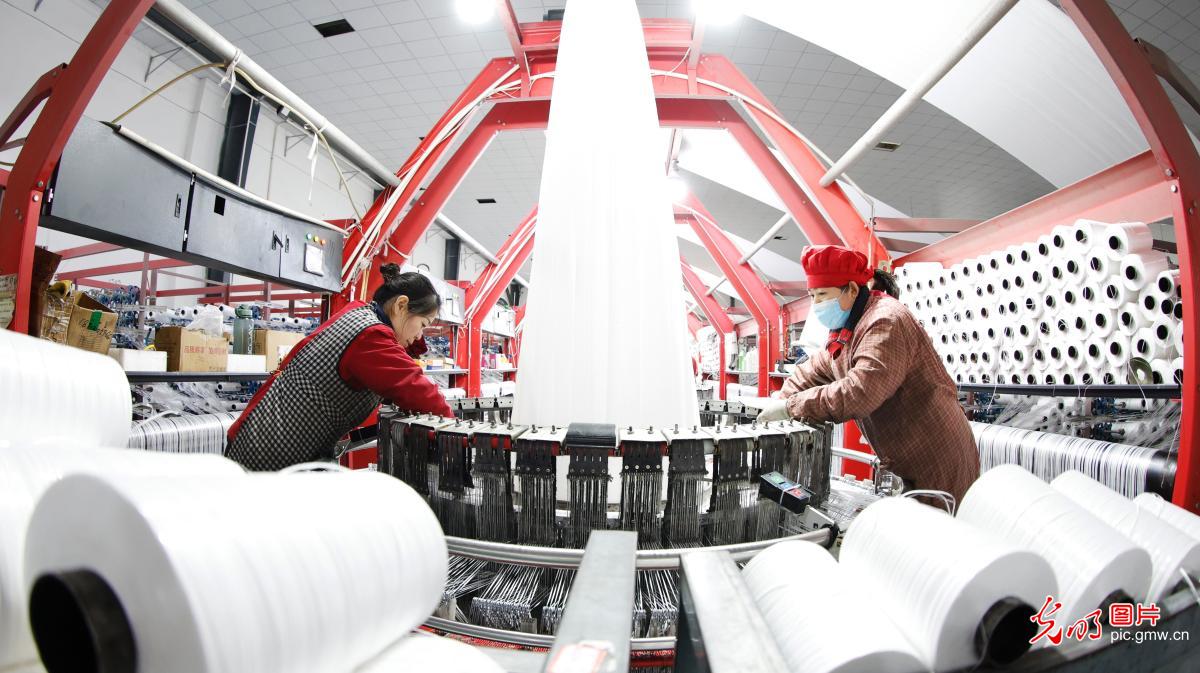 全力赶订单 编织新图景