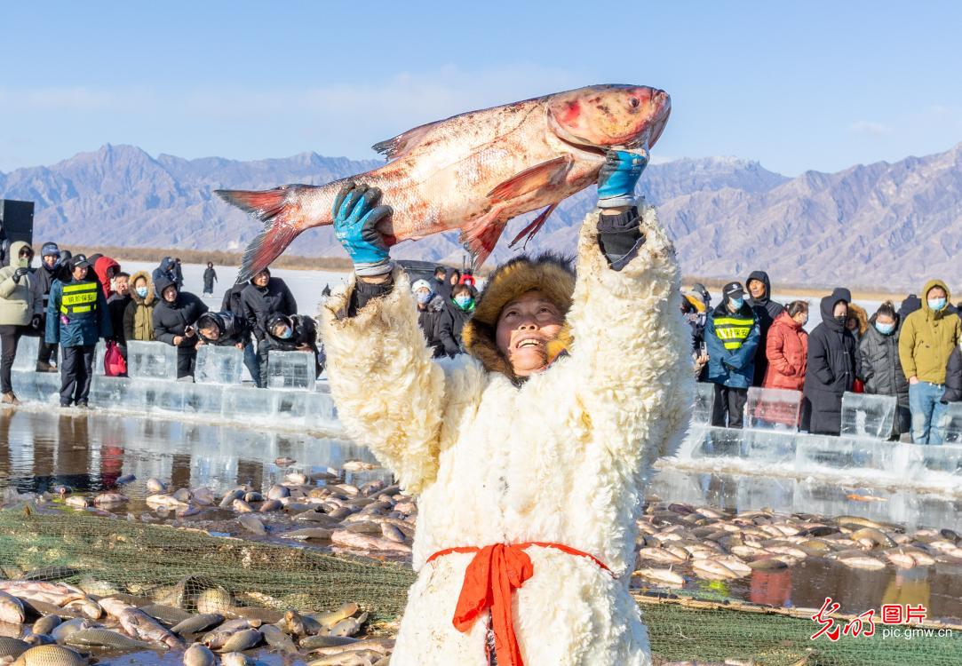 鱼跃人欢冬捕忙 浓情年味庆丰收 鱼跃人欢冬捕忙 浓情年味庆丰收