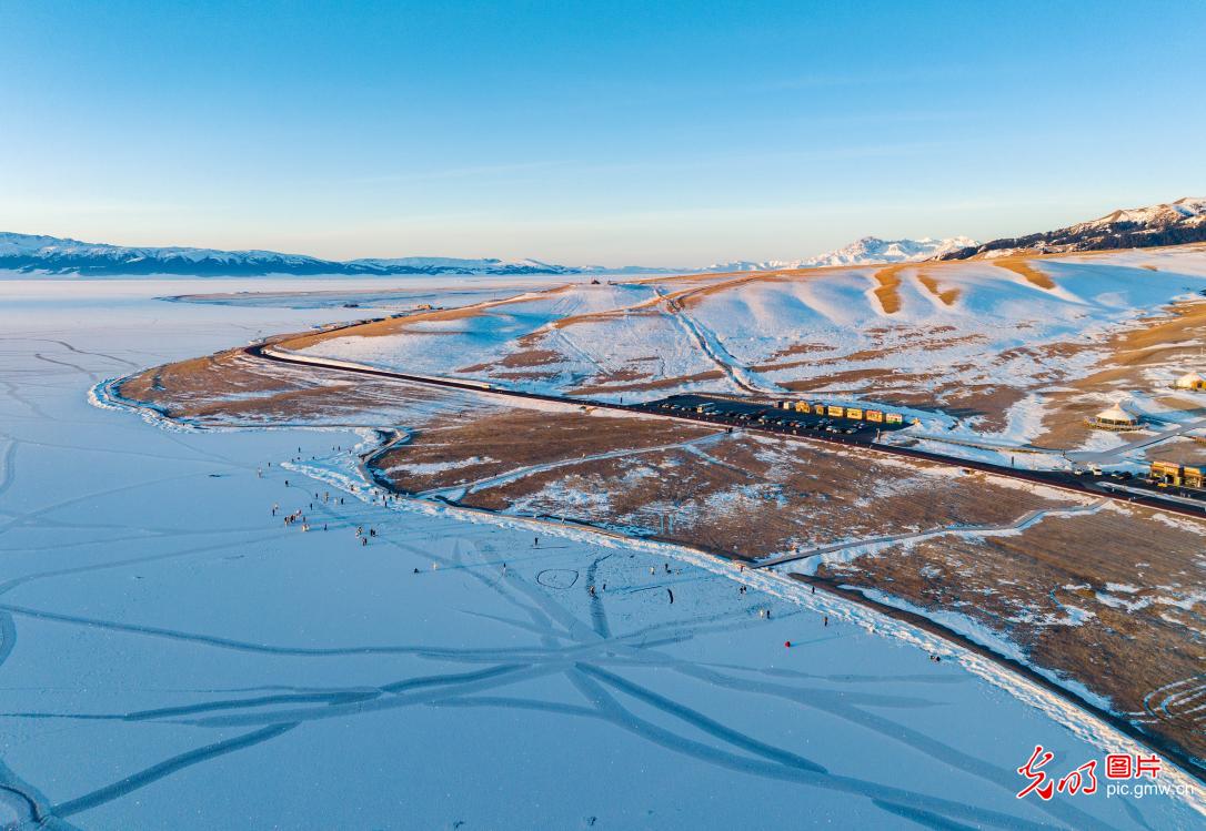 赛里木湖冬景引客来