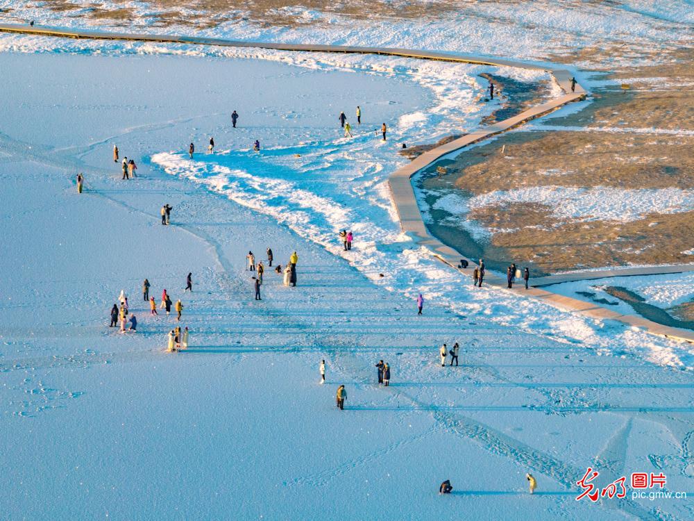 赛里木湖冬景引客来