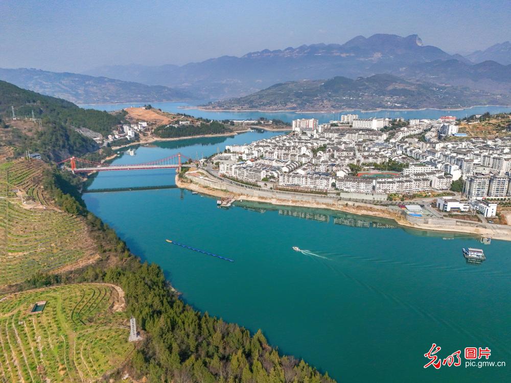 湖光山色间 碧水绕古镇