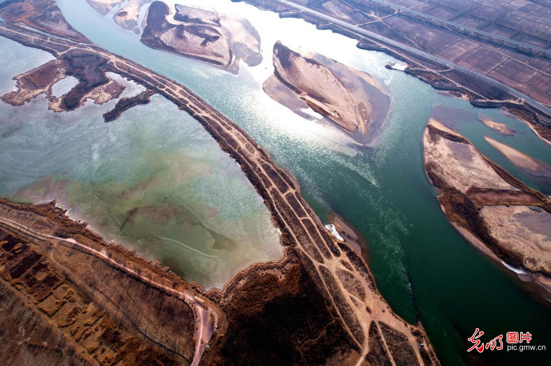 塞上初春黄河冰碧绕沙川