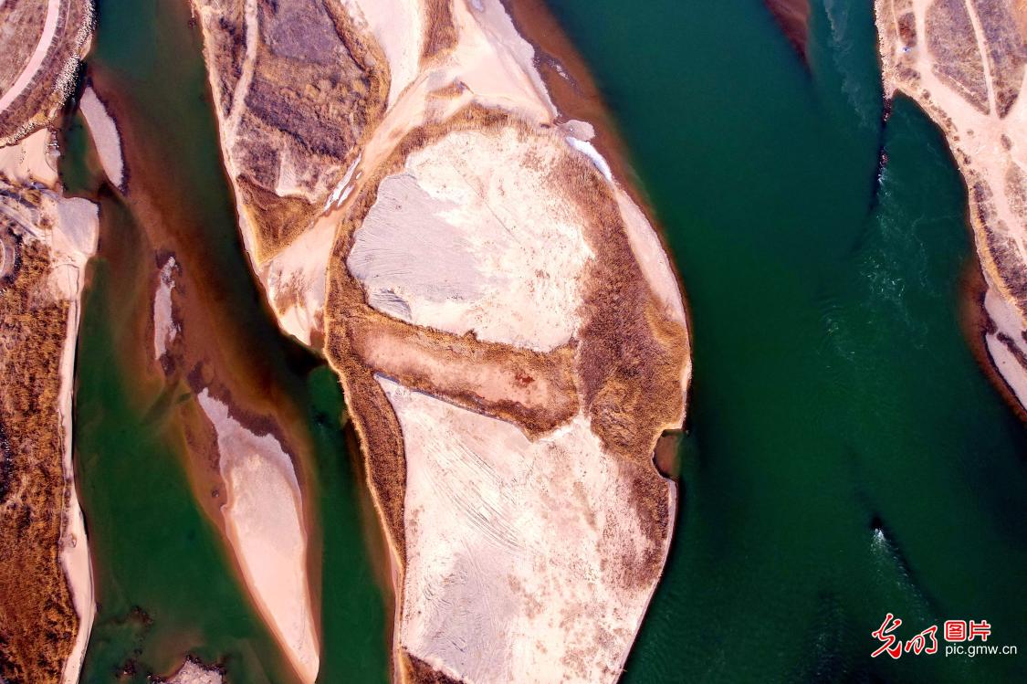 塞上初春黄河冰碧绕沙川