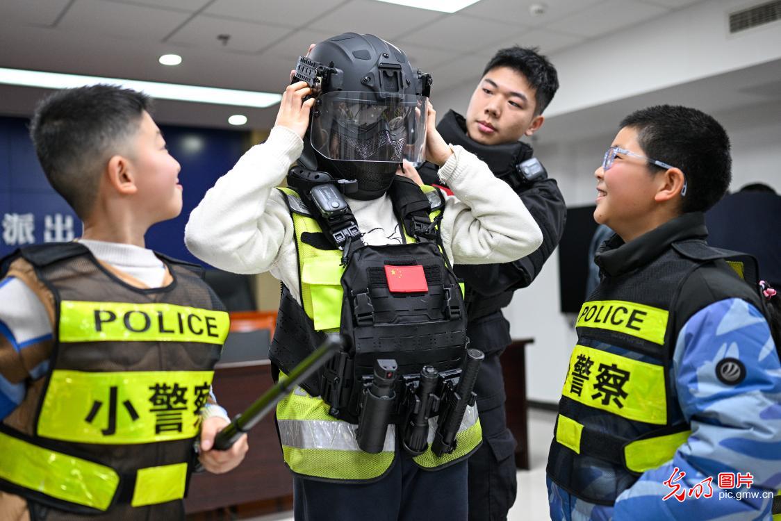 萌娃走进警营 学习安全知识