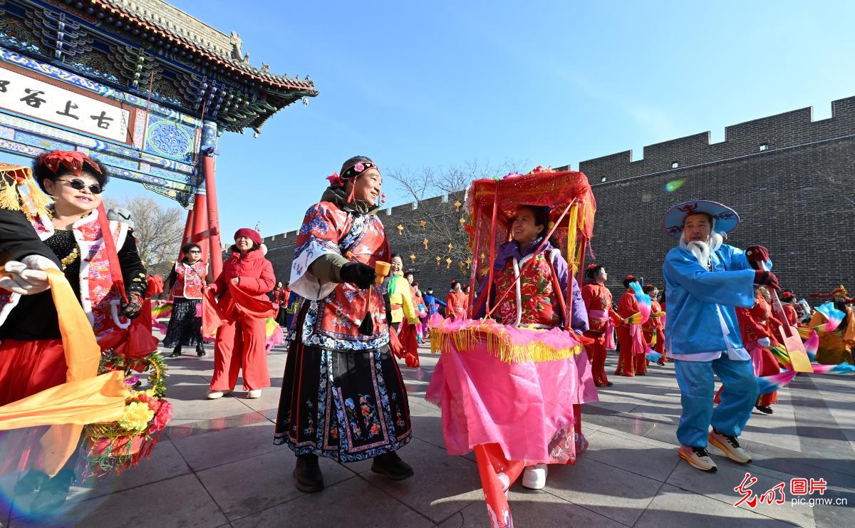 民俗闹新春 古城年味浓