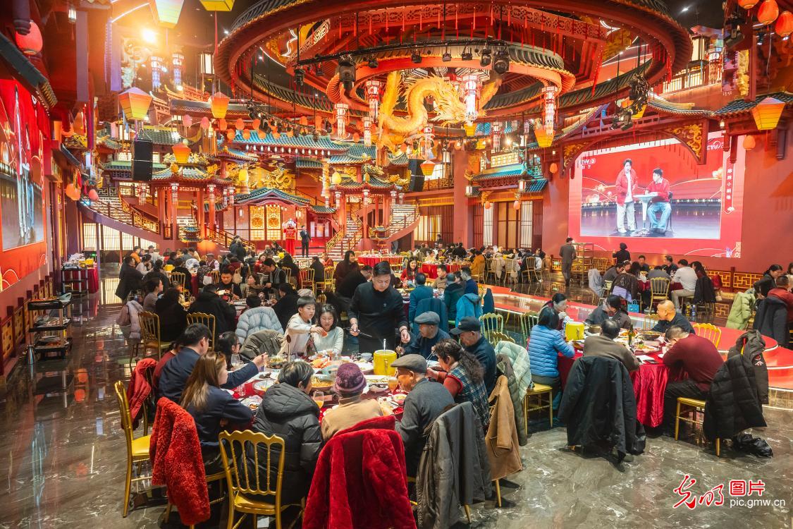 【新春走基层】万家灯火年夜饭 烟火温情贺新春