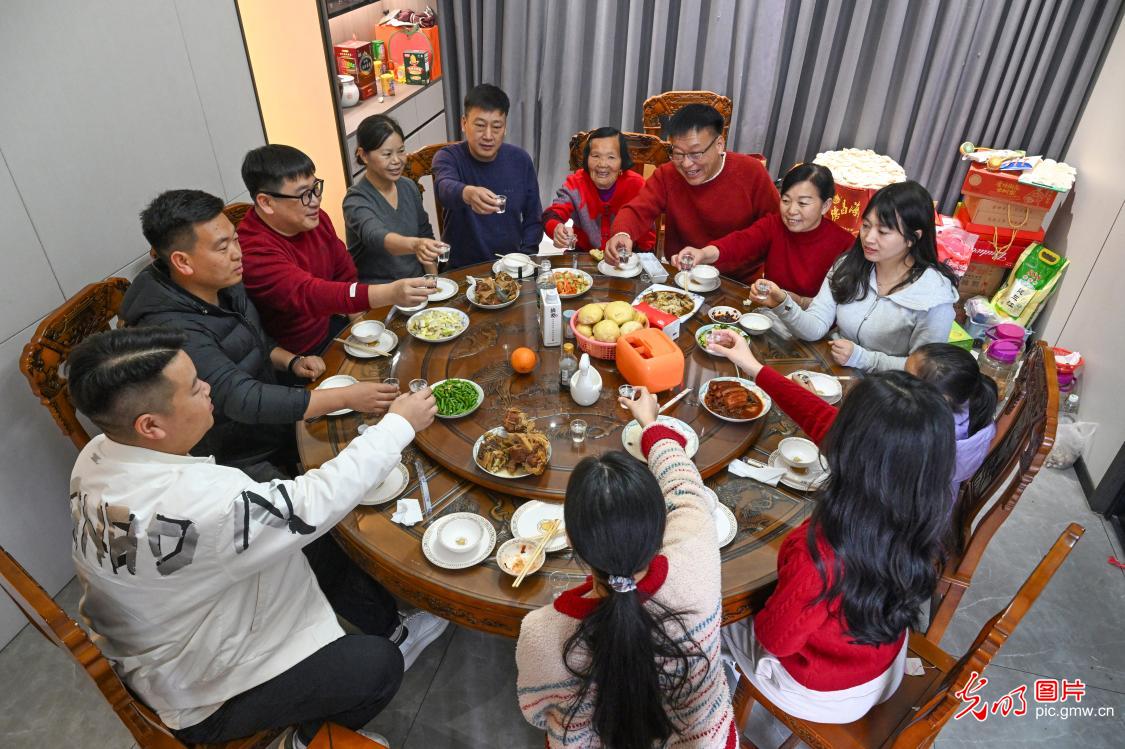 【新春走基层】万家灯火年夜饭 烟火温情贺新春