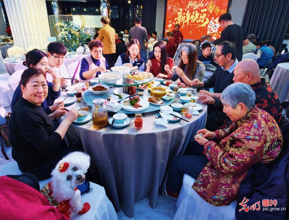 【新春走基层】万家灯火年夜饭 烟火温情贺新春