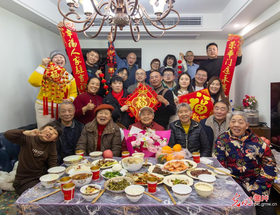 【新春走基层】万家灯火年夜饭 烟火温情贺新春