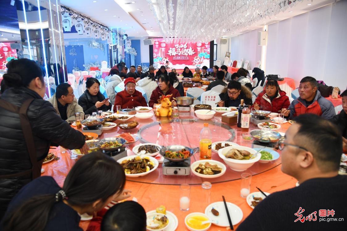 【新春走基层】万家灯火年夜饭 烟火温情贺新春